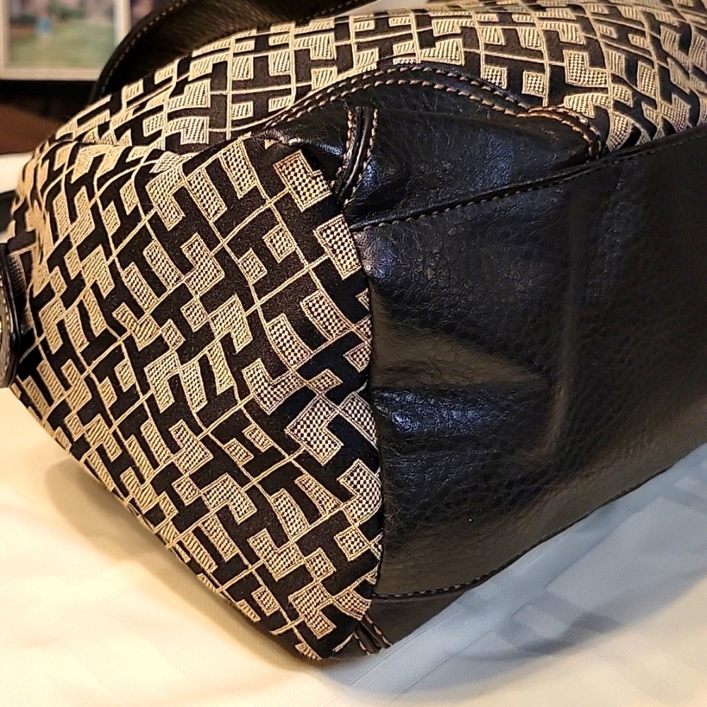 EUC Tommy Hilfiger Jaden Black Satchel - Picture 6 of 7